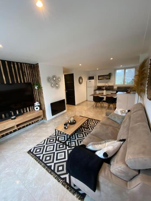 un salon avec un canapé et une table dans l'établissement Appartement T3 Idéal Plage et Commerces à Pied, Parking Privé, à La Ciotat
