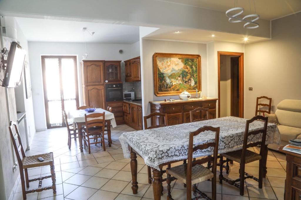 una cucina e una sala da pranzo con tavolo e sedie di La Dimora di Nonno Piero a Manta
