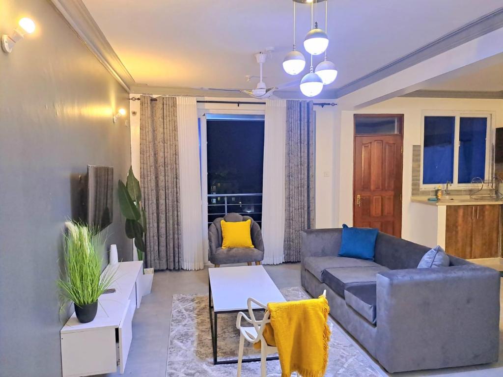 uma sala de estar com um sofá e uma mesa em Nyali Luxury em Mombaça