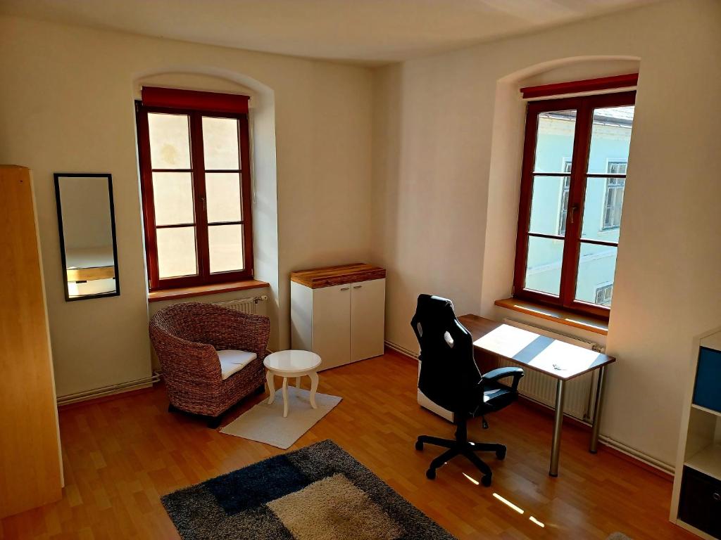 un soggiorno con scrivania, sedie e finestre di Wachau - Angenehm ruhiges Zimmer 6 a Mautern an der Donau