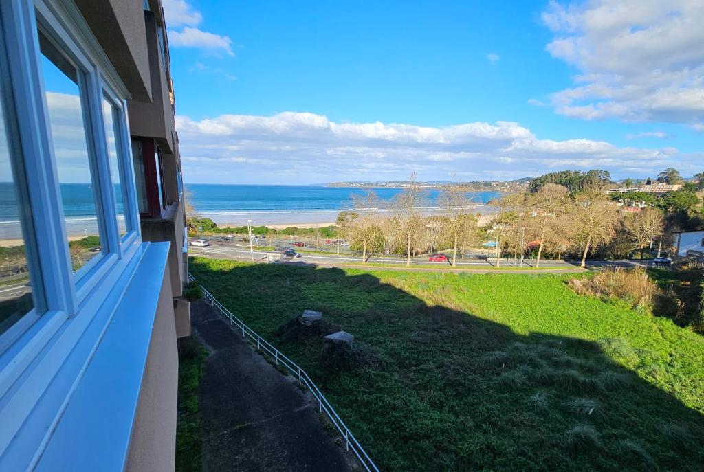 un balcón de una casa con vistas al océano en Bastiagueiro Surf con vistas a la playa- Öspede, en Oleiros