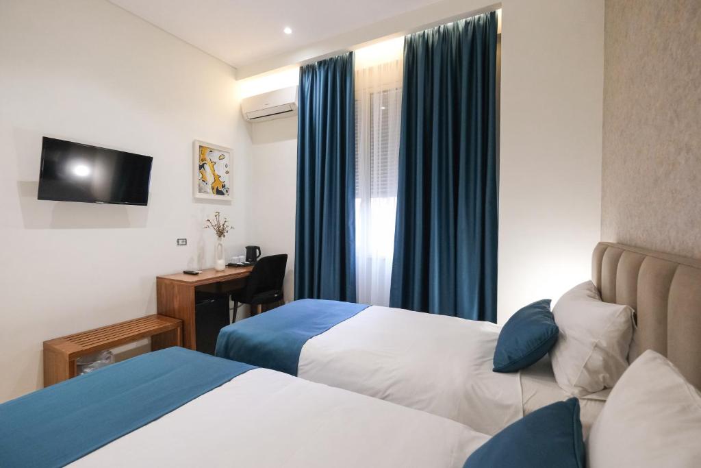 Postel nebo postele na pokoji v ubytování Golden City Hotel , Tirana