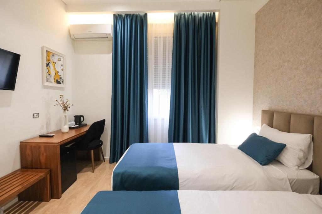 Postel nebo postele na pokoji v ubytování Golden City Hotel , Tirana