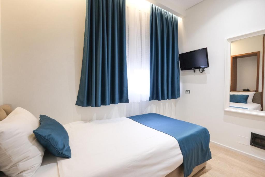 TV a/nebo společenská místnost v ubytování Golden City Hotel , Tirana