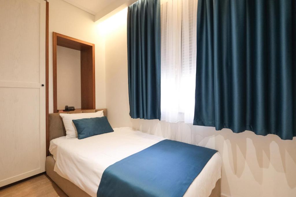 Postel nebo postele na pokoji v ubytování Golden City Hotel , Tirana
