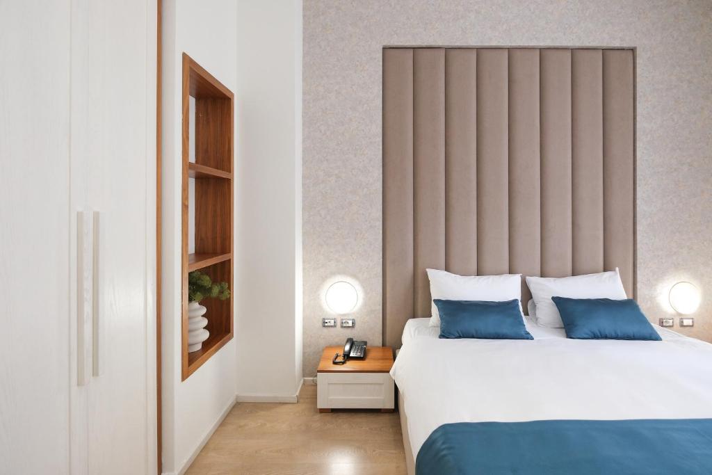 Postel nebo postele na pokoji v ubytování Golden City Hotel , Tirana