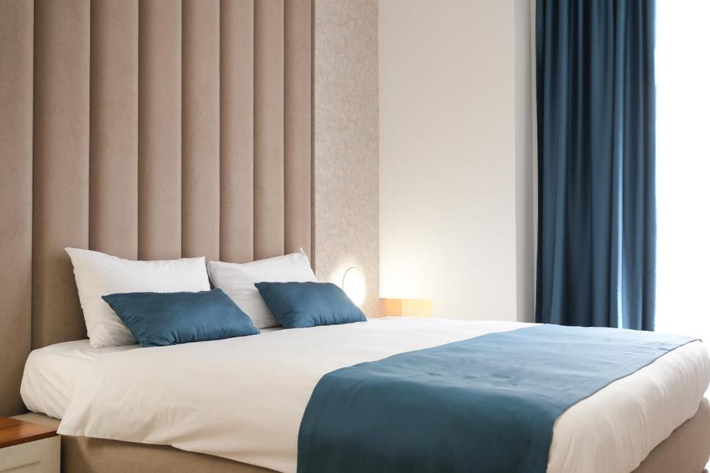 Postel nebo postele na pokoji v ubytování Golden City Hotel , Tirana