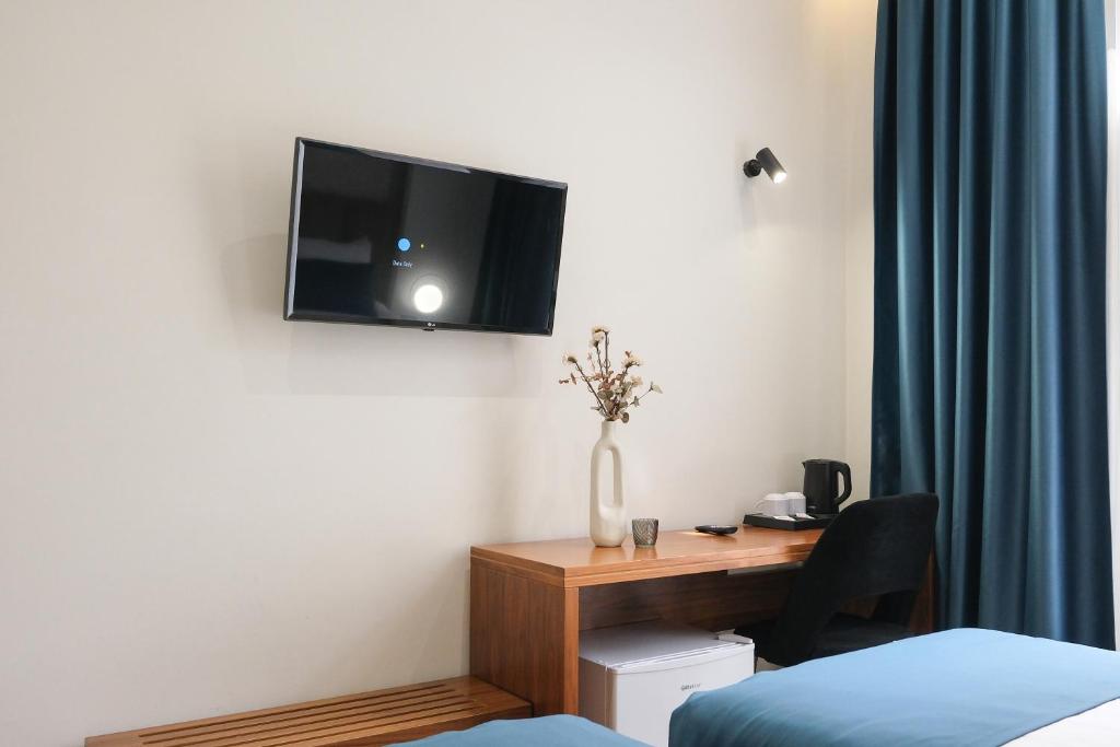 TV a/nebo společenská místnost v ubytování Golden City Hotel , Tirana
