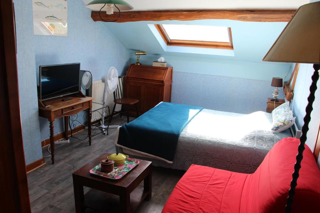 Un pat sau paturi într-o cameră la Chambre atypique chez l'habitant