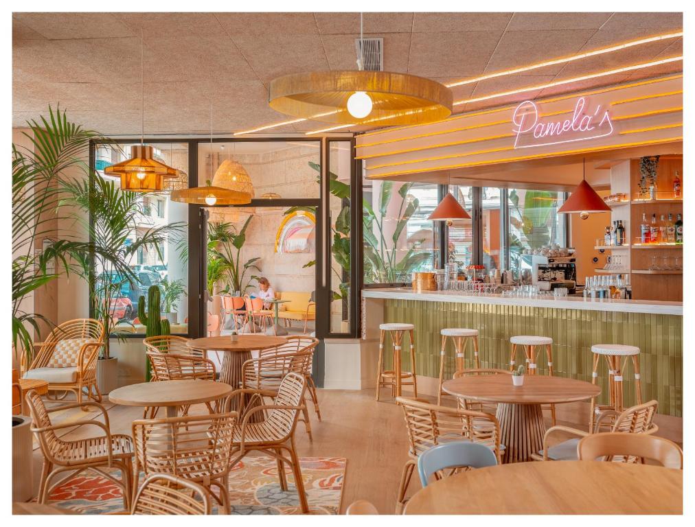 un restaurante con mesas y sillas y un bar en Nice Pam Hotel Fully Renovated, en Niza