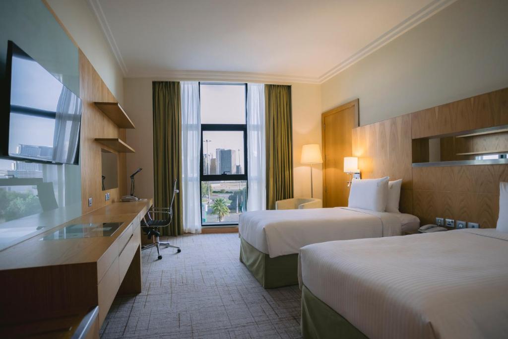 Postel nebo postele na pokoji v ubytování Holiday Inn Abu Dhabi by IHG