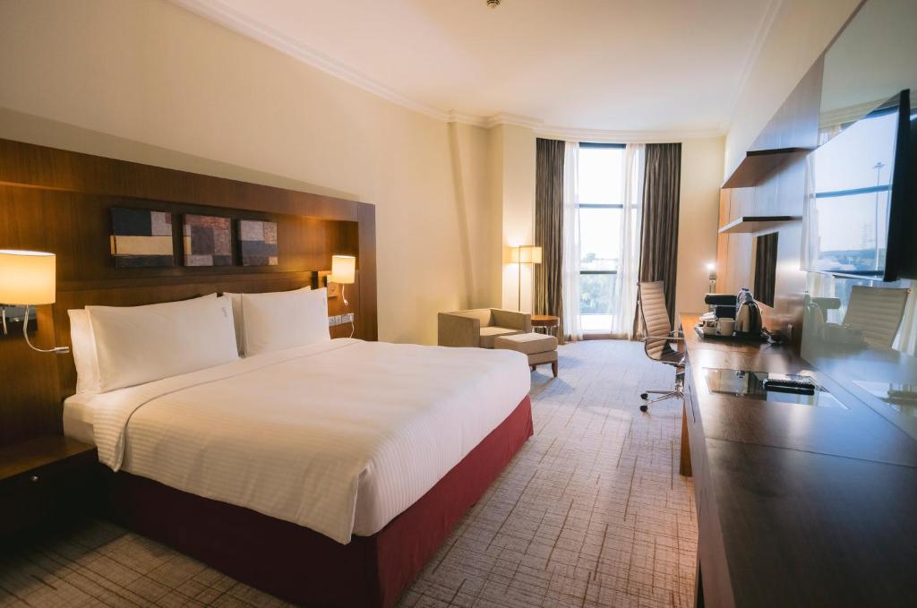 TV a/nebo společenská místnost v ubytování Holiday Inn Abu Dhabi by IHG