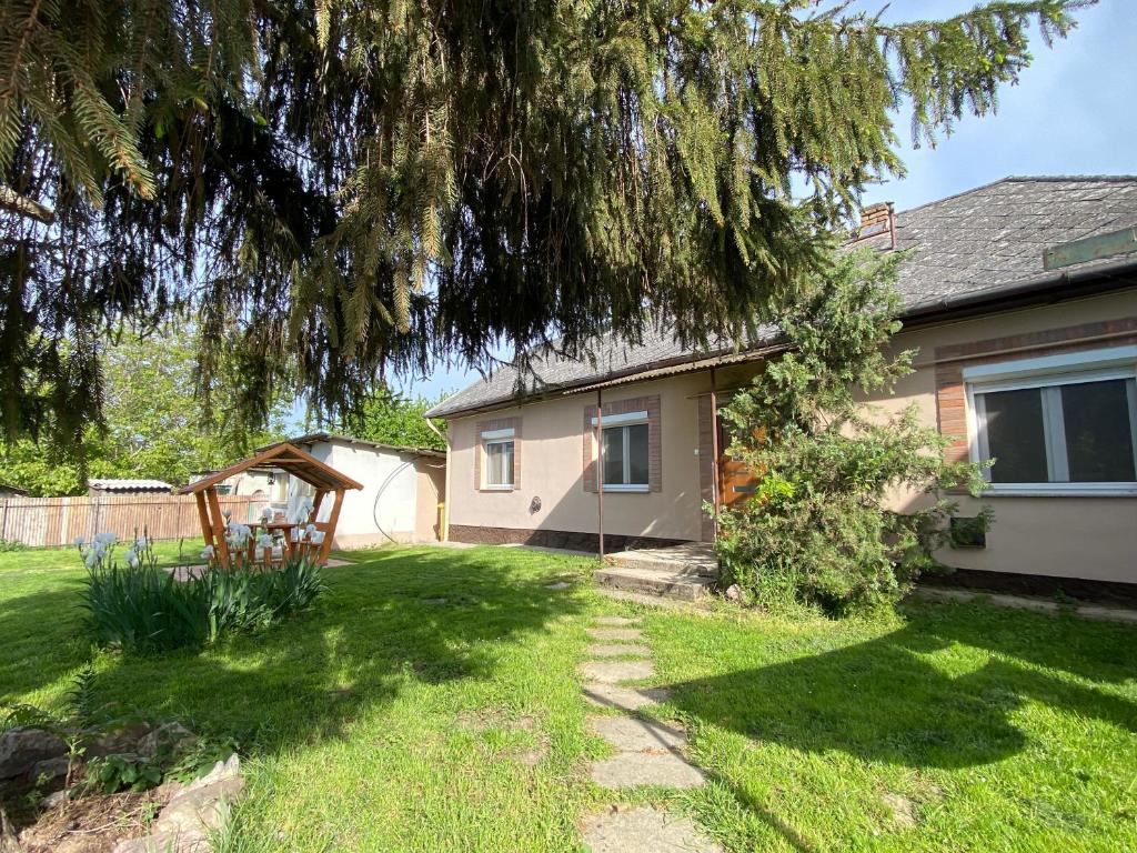 una casa con un patio con un árbol en Inner House en Kőröshegy