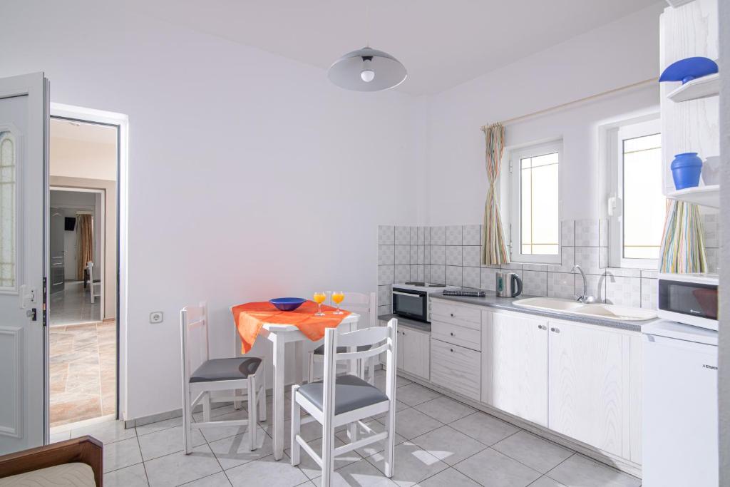 Kuchyň nebo kuchyňský kout v ubytování Litsa Mare Apartments