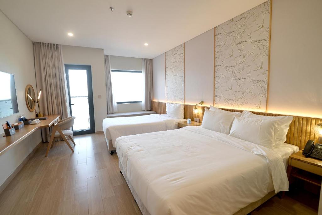 Postel nebo postele na pokoji v ubytování Seabird Hotel Thien Cam