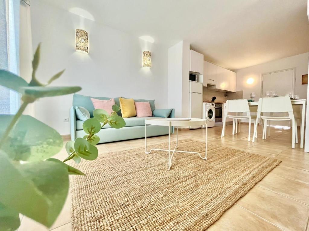 salon z niebieską kanapą i stołem w obiekcie La Casa de las Flores w mieście Costa de Antigua