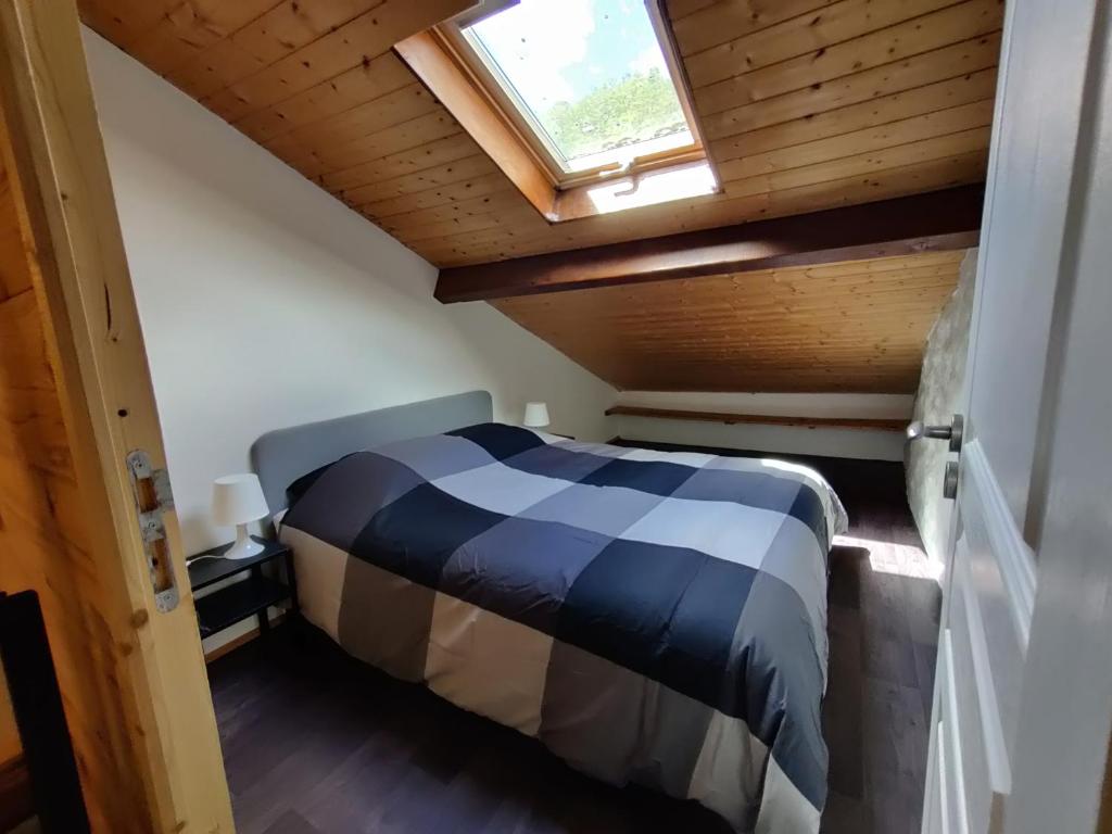 a bedroom with a bed in a room with a window at Maison Nannings in Seix