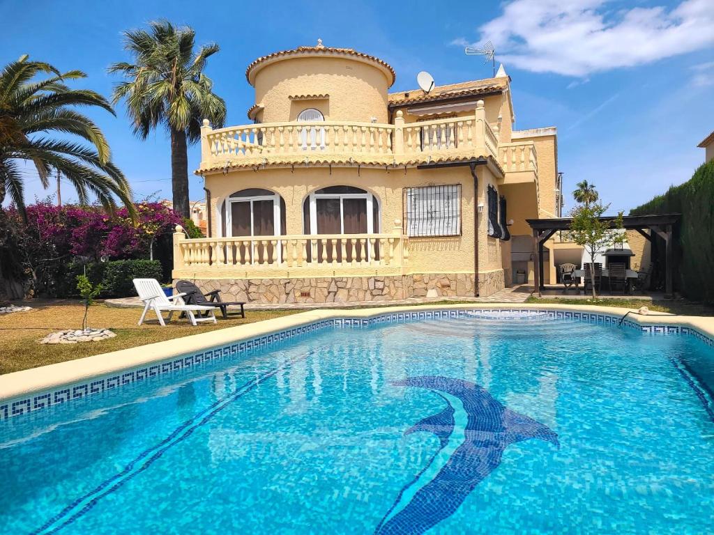 una casa con piscina di fronte a una casa di Laura a Els Poblets