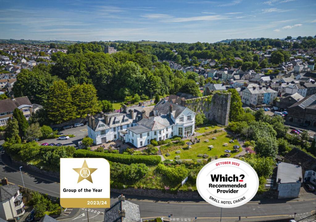 una vista aérea de una gran casa en una ciudad en The Castle Of Brecon Hotel, Brecon, Powys, en Brecon