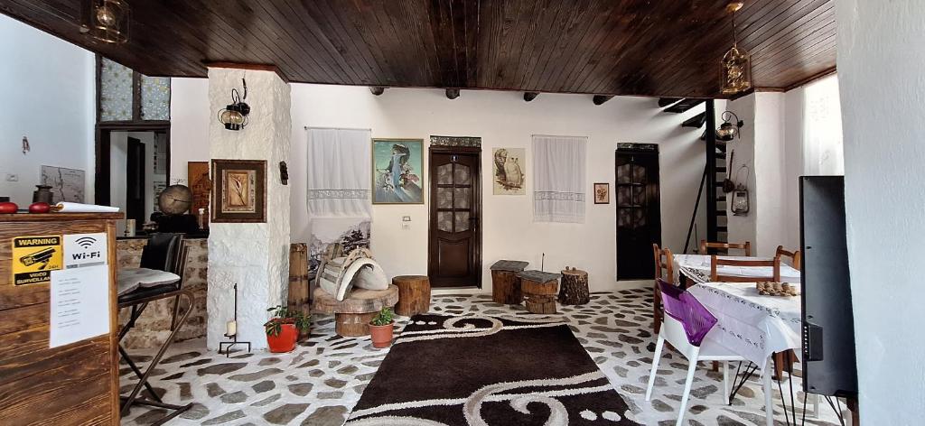 uma sala de estar cheia de mobiliário e uma sala com um tapete em Edward Lear em Berati