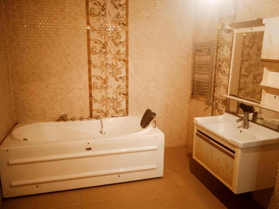 y baño con bañera blanca y lavamanos. en Jean d’arc en Skikda