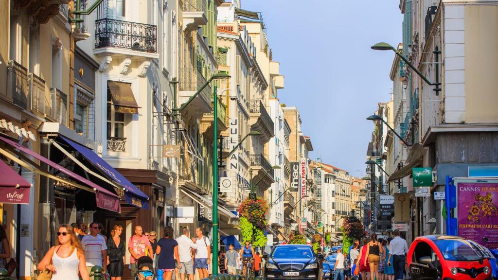 une foule de personnes marchant dans une rue animée de la ville dans l'établissement Carre Ginger, à Cannes