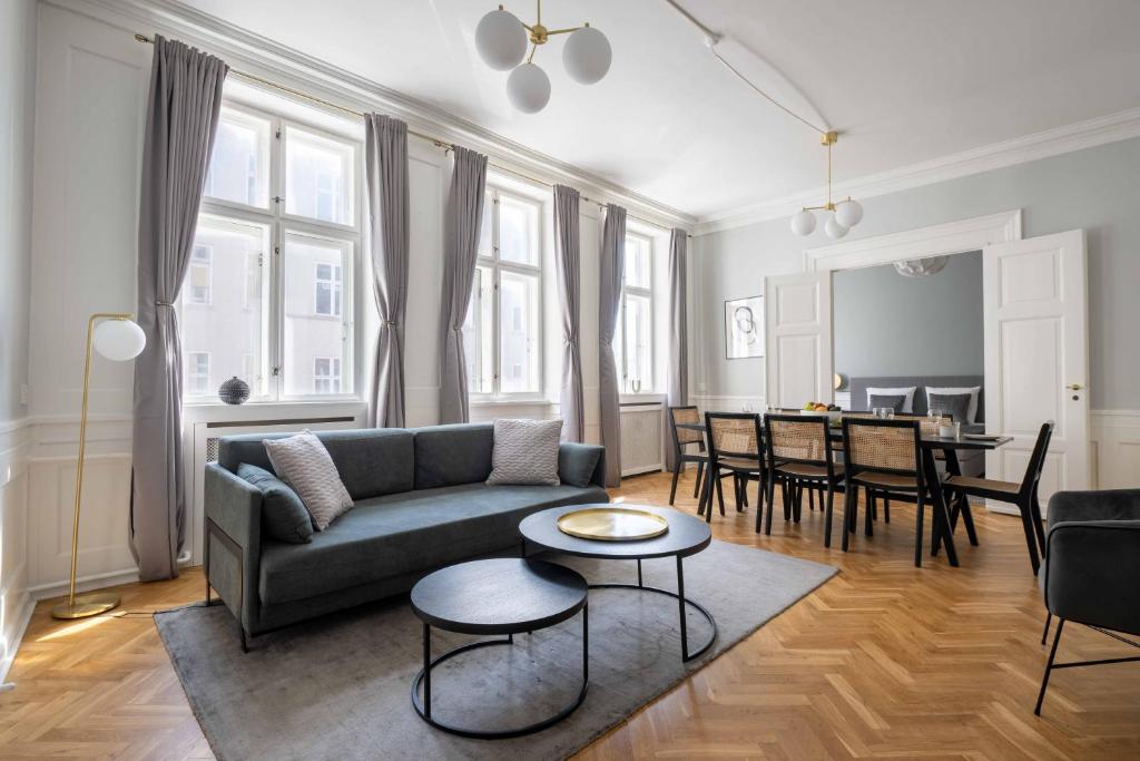 un soggiorno con divano e tavolo di Lavish 4BR Flat in the Heart of CPH by The Canals a Copenaghen