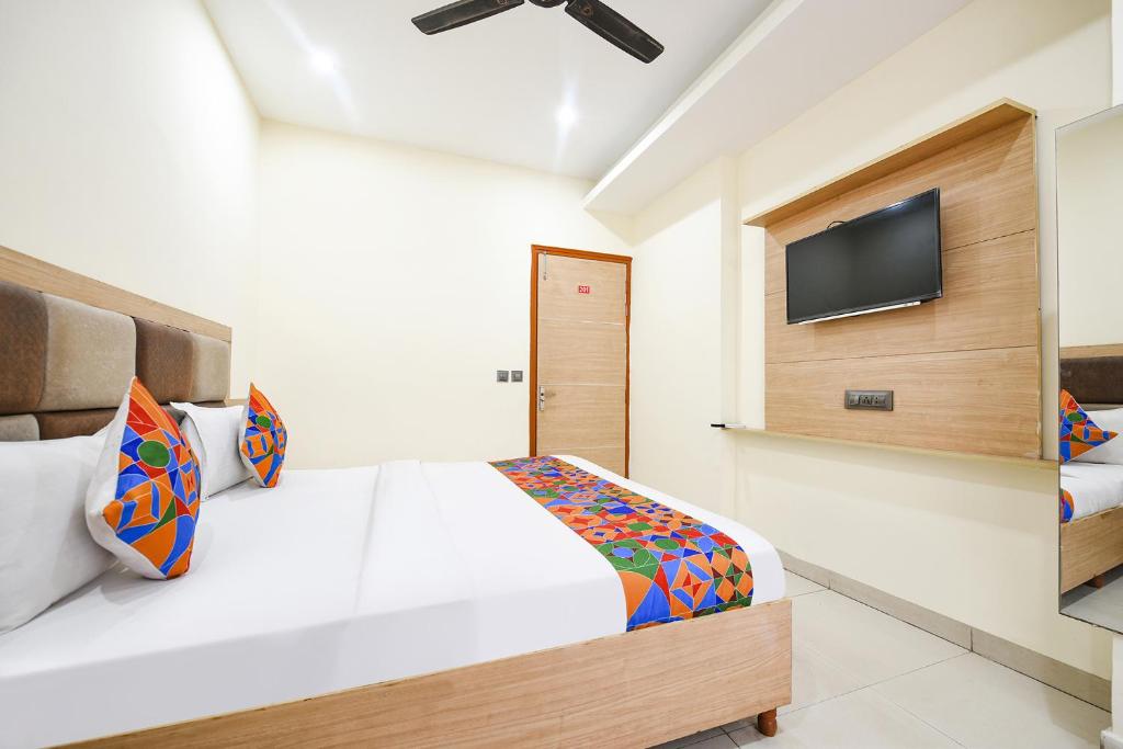 Postel nebo postele na pokoji v ubytování FabEscape Panchkula Motels
