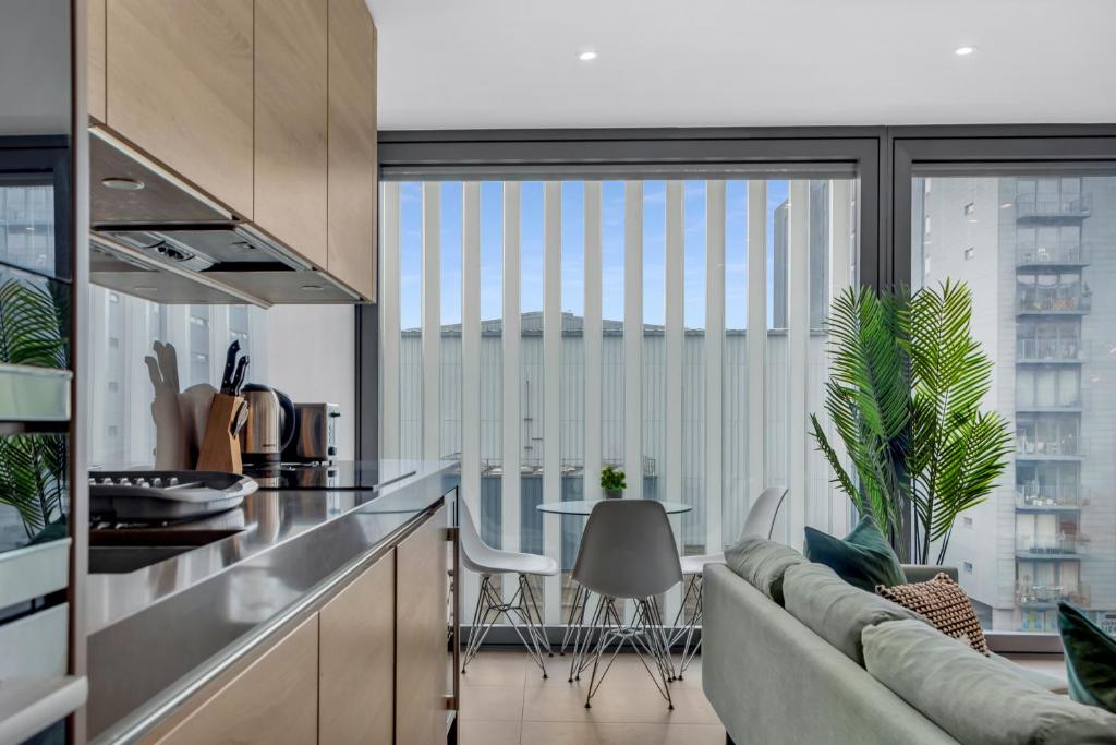 Kuchyň nebo kuchyňský kout v ubytování MySquare Premium One Bedroom Apartment City Road Basin