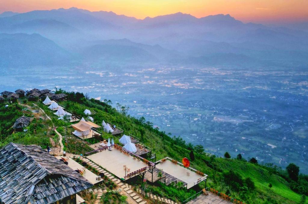 uma vista aérea de uma aldeia no topo de uma montanha em Lau Camping Phình Hồ em Yên Bái