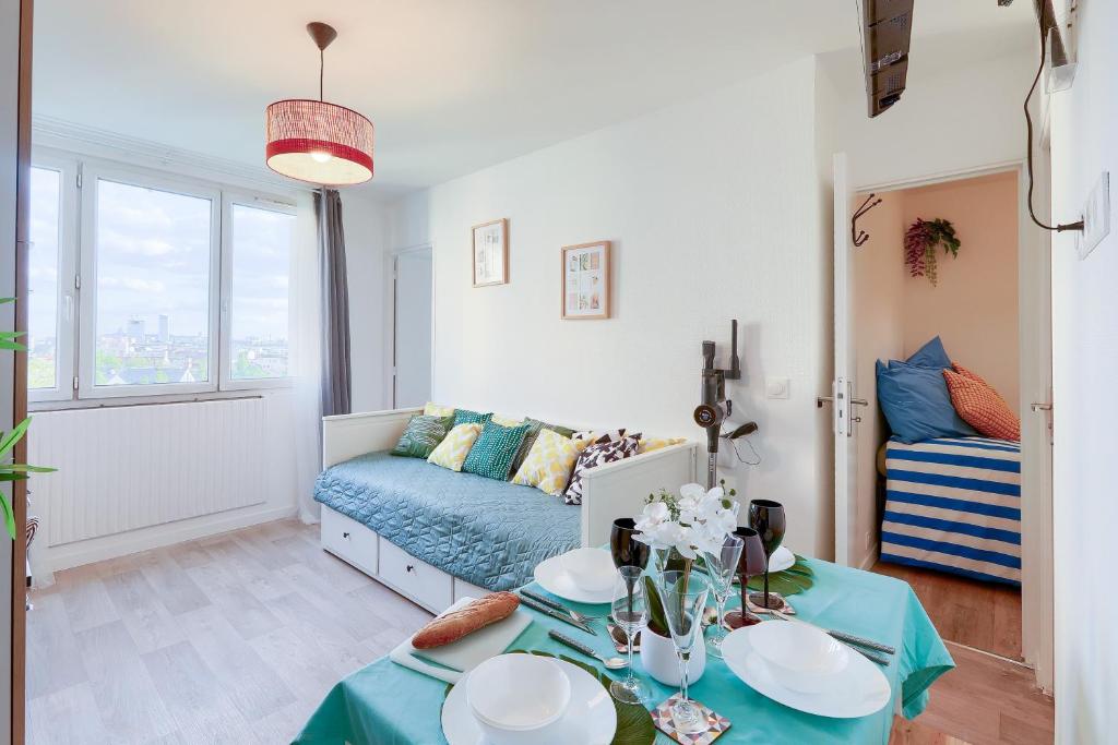 un salon avec un canapé et une table dans l'établissement Appart Spacieux pour 6, Vue Panoramique, à Saint-Denis