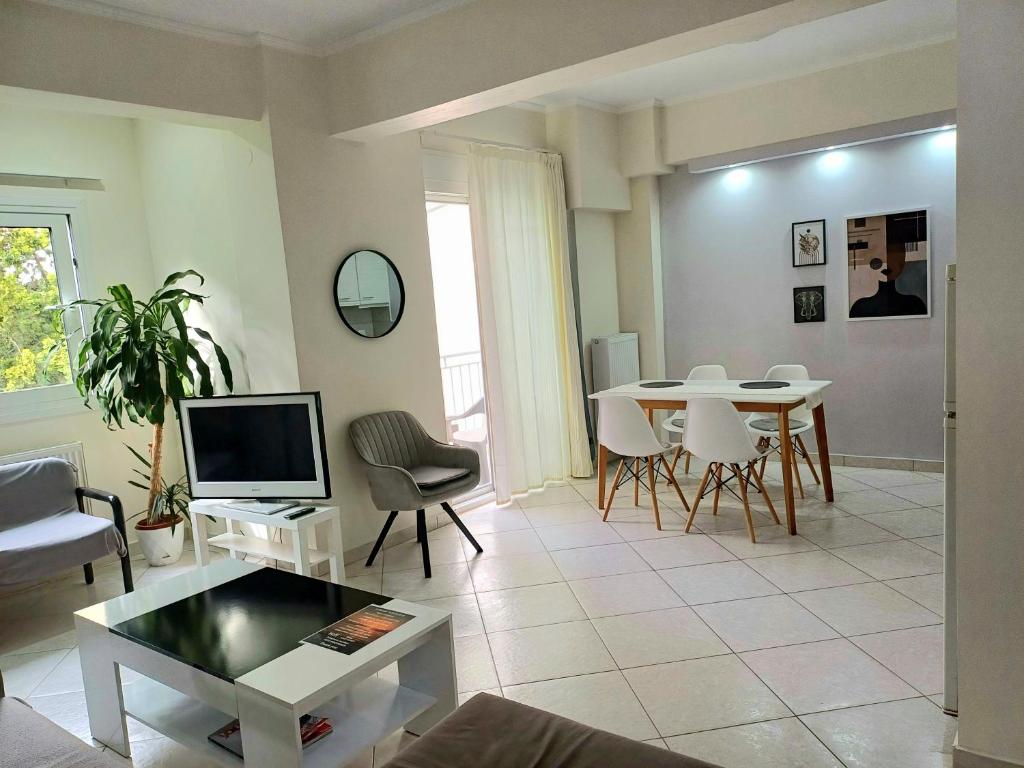 Televízia a/alebo spoločenská miestnosť v ubytovaní Lefkada SunCentral Apartments