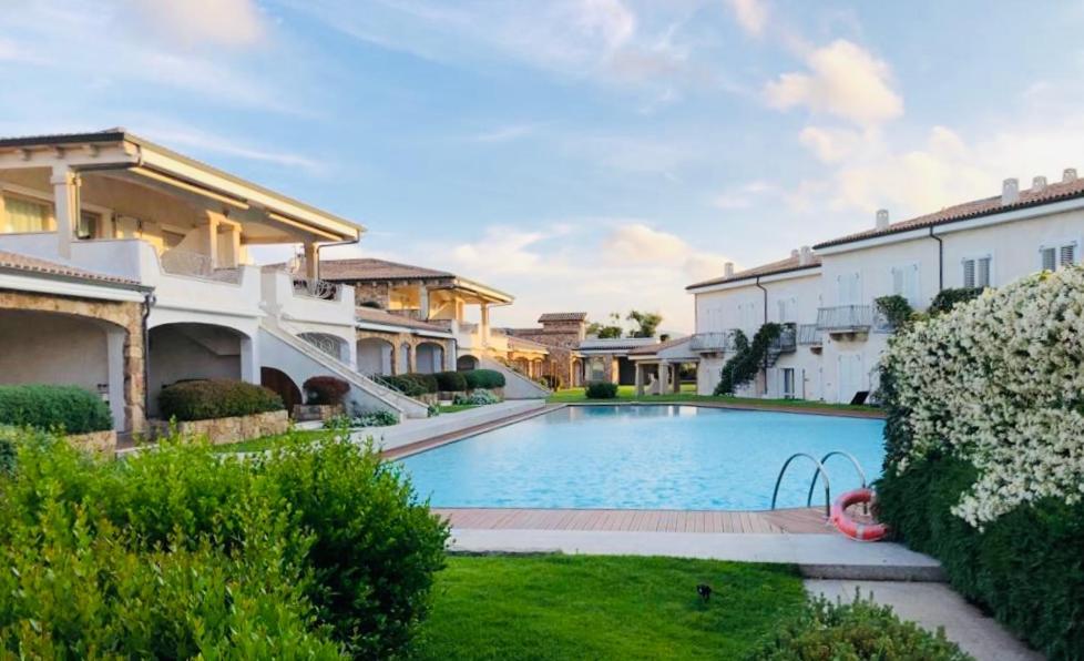 una imagen de una piscina en una casa en LOTUS Wellness Apartment - Resort Ginestre - Palau - Sardinia, en Palau