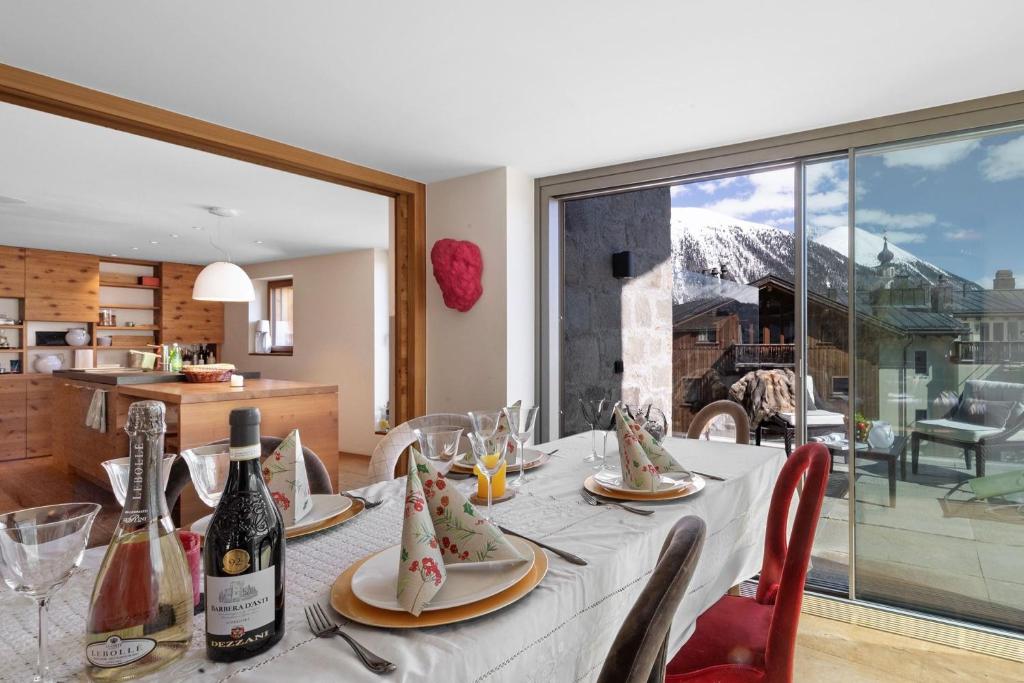 Maison Montagne - Happy Rentals tesisinde bir restoran veya yemek mekanı