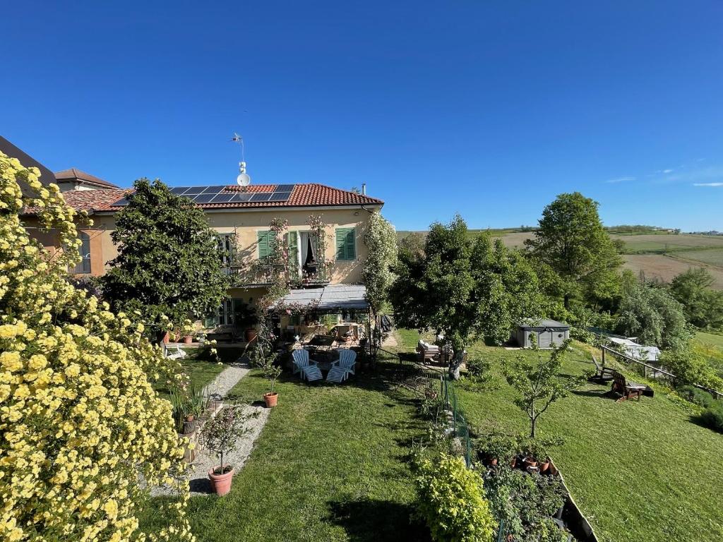 una vista aérea de una casa con jardín en Cascina Vicentini, en Alfiano Natta