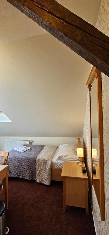 Postel nebo postele na pokoji v ubytování Zamecky Hotel Lednice