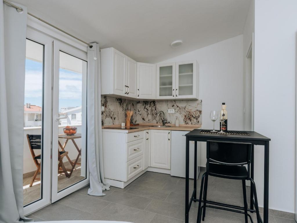 Kuchyň nebo kuchyňský kout v ubytování Apartments Milivojevic
