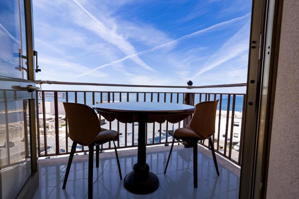 ガリポリにあるFive sea view apartments - by Click Salentoのバルコニー(テーブル、椅子2脚付)