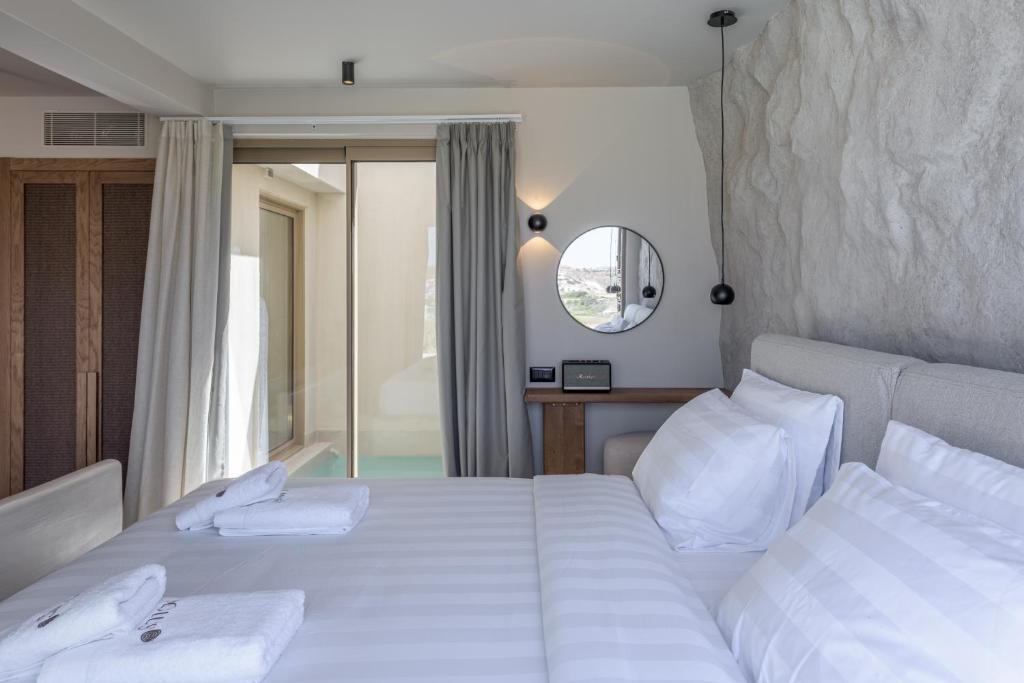 Postel nebo postele na pokoji v ubytování Solus Suites Milos