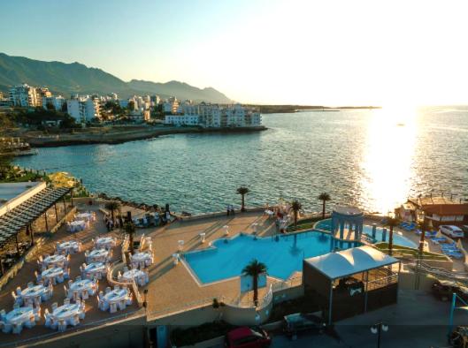 凱里尼亞的住宿－DOME Hotel & Casino at Central Kyrenia，享有度假村的空中景色,有水体