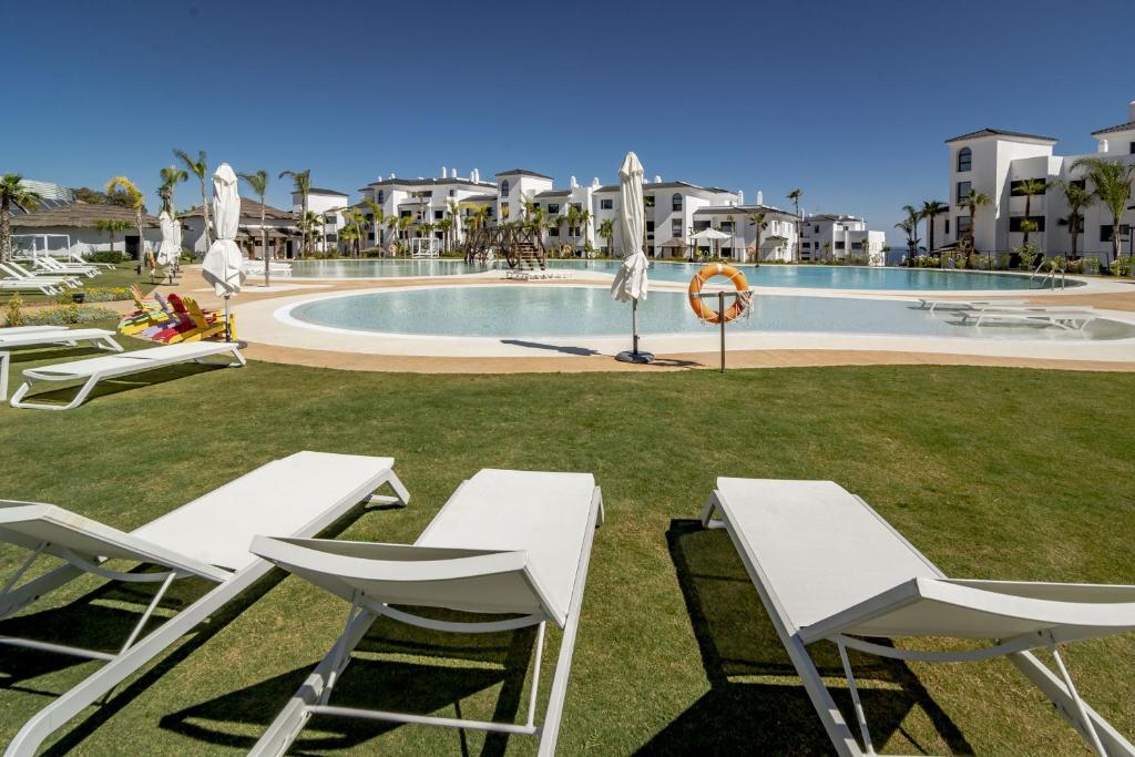 Bazén v ubytování LAE23- Mirador Estepona Hills by Roomservices nebo v jeho okolí