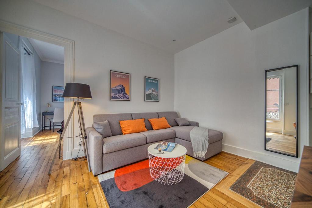 un salon avec un canapé et une table dans l'établissement La Suite Championnet, à Grenoble