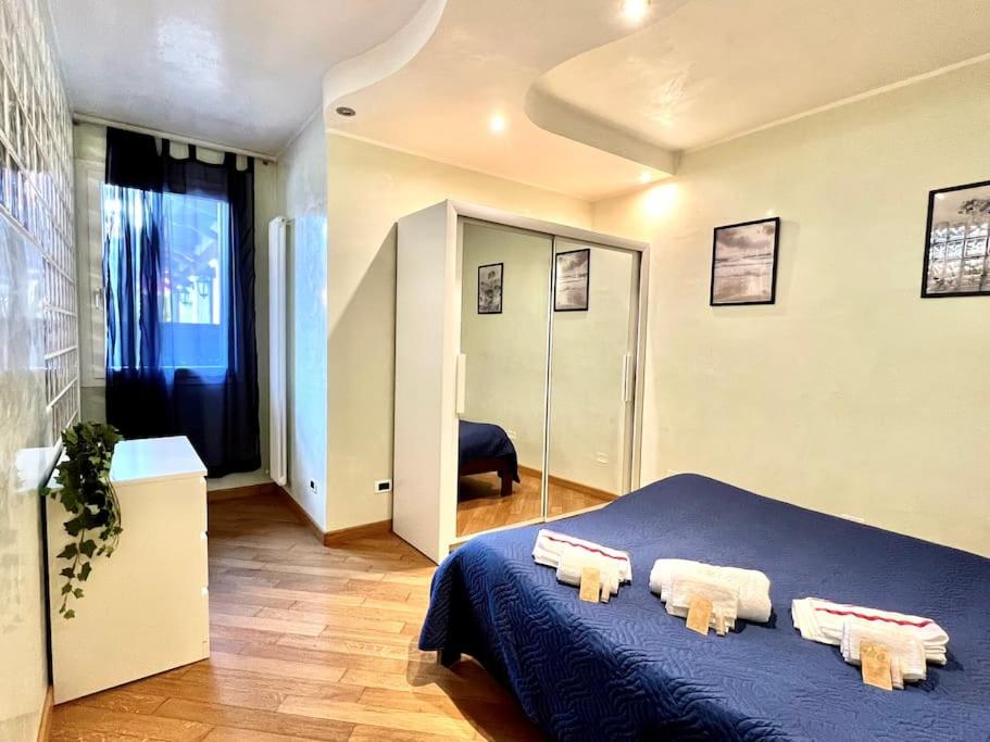 um quarto com uma cama azul com toalhas em Serenità in Città, con ampio parcheggio em Pádua