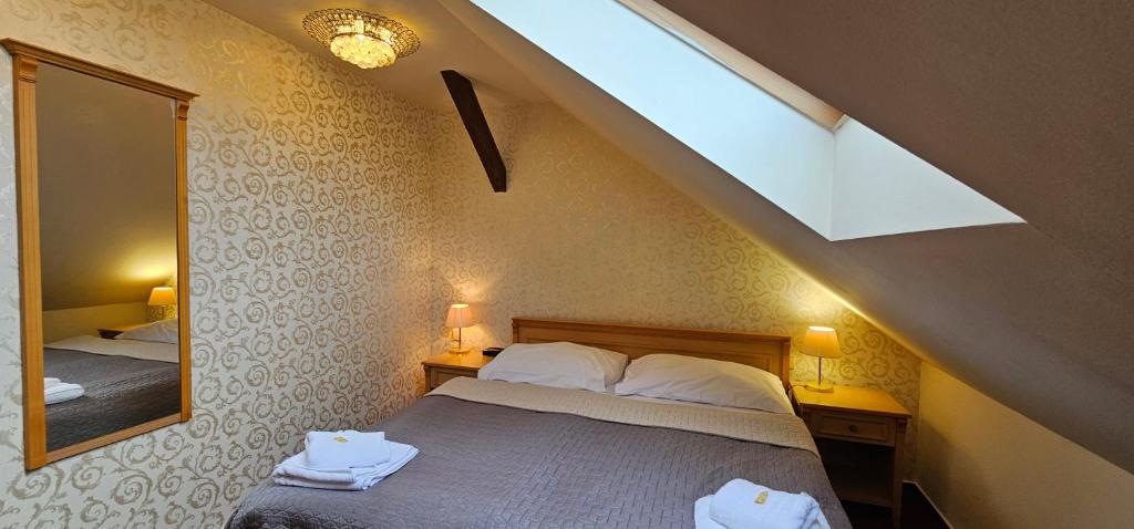 Postel nebo postele na pokoji v ubytování Zamecky Hotel Lednice