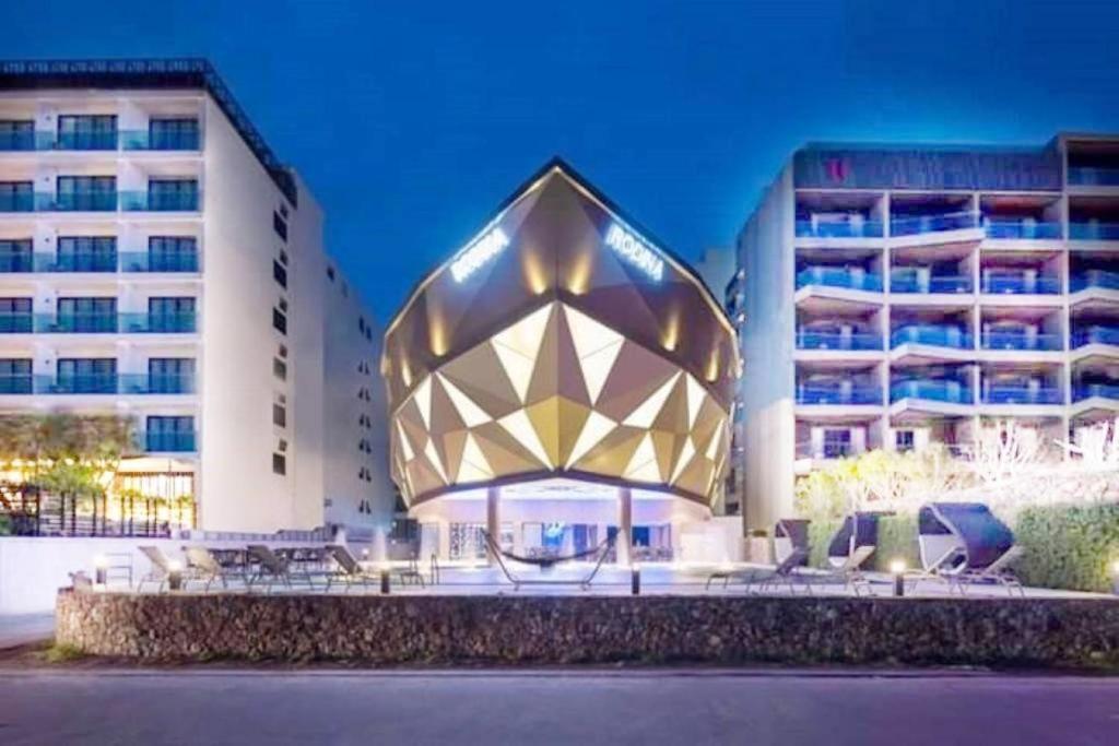 een gebouw met een groot gebouw met stoelen ervoor bij Rodina Beach Hotel in Jomtien Beach