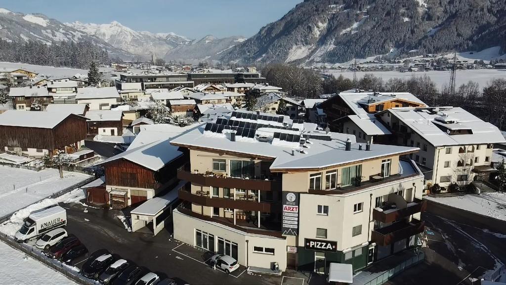 Nespecifikovaný výhled na hory nebo výhled na hory při pohledu z aparthotelu