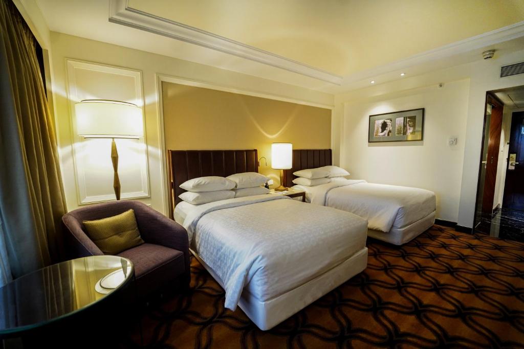 Postel nebo postele na pokoji v ubytování Sheraton Grand Pune Bund Garden Hotel