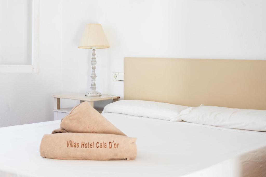 2 camas en una habitación con una almohada en la cama en Villa Ferrer in the centre of Cala dOr, en Cacla D'or