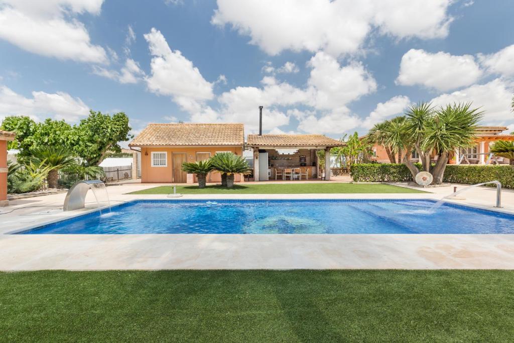 una piscina en el patio de una casa en Finca Sol del Sur, en Librilla