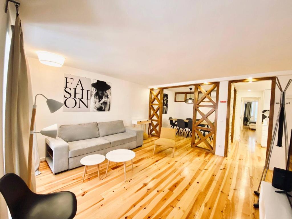 - un salon avec un canapé et une table dans l'établissement MY LX FLAT Stylish Apartment in Santa Catarina, à Lisbonne